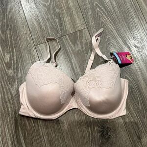 Elegant Lace Trimmed Bra in Soft Pink